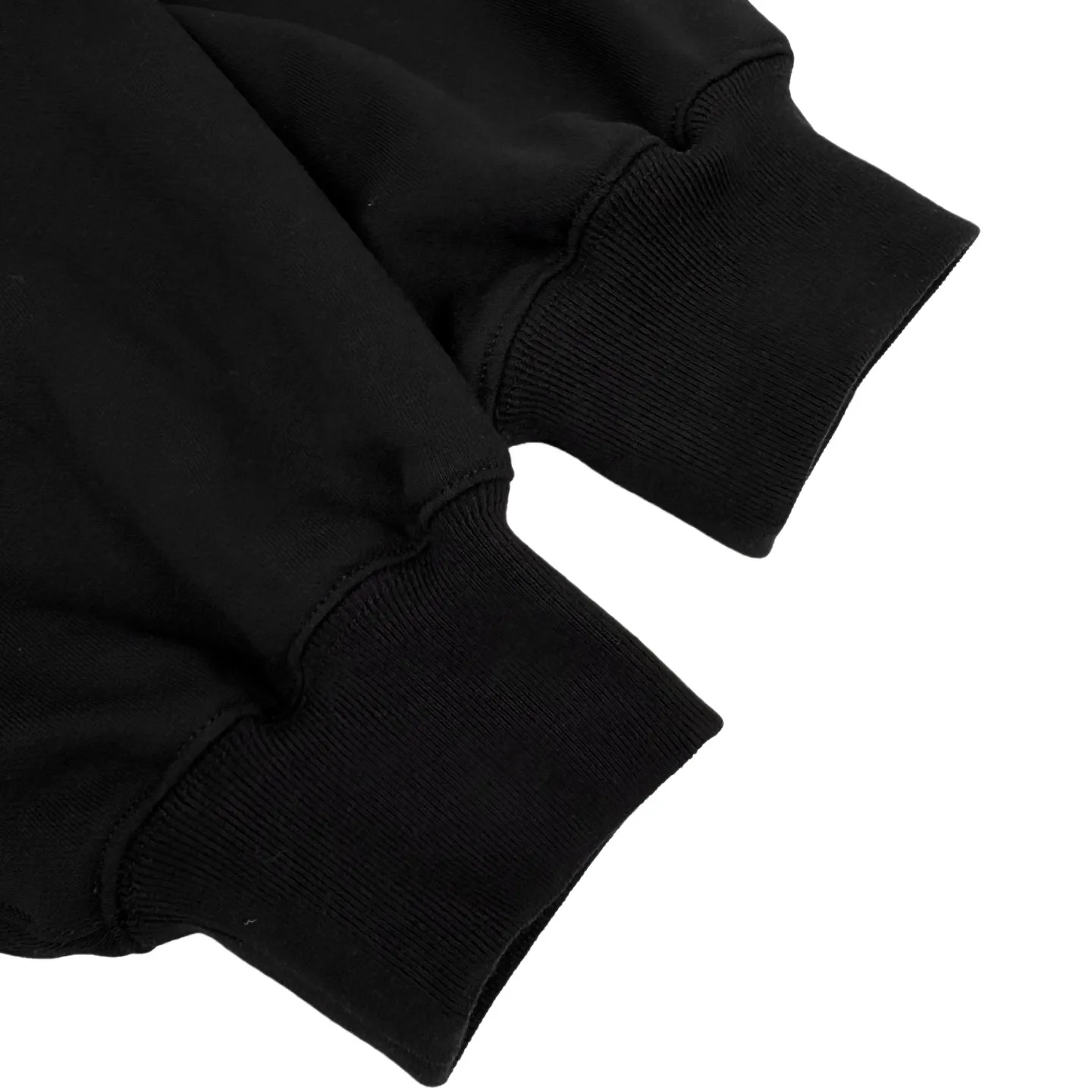 🅿️460 Ralph Lauren pink label pony embroidered half-turtleneck sweatshirt. The original product was purchased for 2,190 and developed. The fabric is made of customized luxury cotton fleece composite. It is soft and silky and comfortable to the skin. It is made of extremely pure black as the background. A touch of pink pony logo embroidery is embellished on the chest. It is low-key and powerful. The back panel is embellished with the brand letters outlined in ivory white satin intarsia. The pink pony embroidery leaping in the center is the only colorful footnote in this black and white silent film. It coincides with the elegant and uninhibited brand philosophy. Its unique ribbed half-high collar design is sublimated, giving more flexibility and fashion sense to wear, showing taste in silent places. It shows elegance and style, using imported machine embroidery technology. Using advanced computer control system and precision mechanical parts, the pony logo embroidery operation is realized with high precision, smooth and delicate lines, and imported machine appliqué embroidery technology is used. Using advanced computer control systems and precision mechanical components to achieve Ralph Lauren appliqué embroidery operations, it presents an embroidery effect with both clarity and three-dimensionality. The fabrics have been carefully washed and have a better hand feel and texture. It is not easy to deform, shrink or fade, and maintains long-term beauty. Size:S-M-L-XL